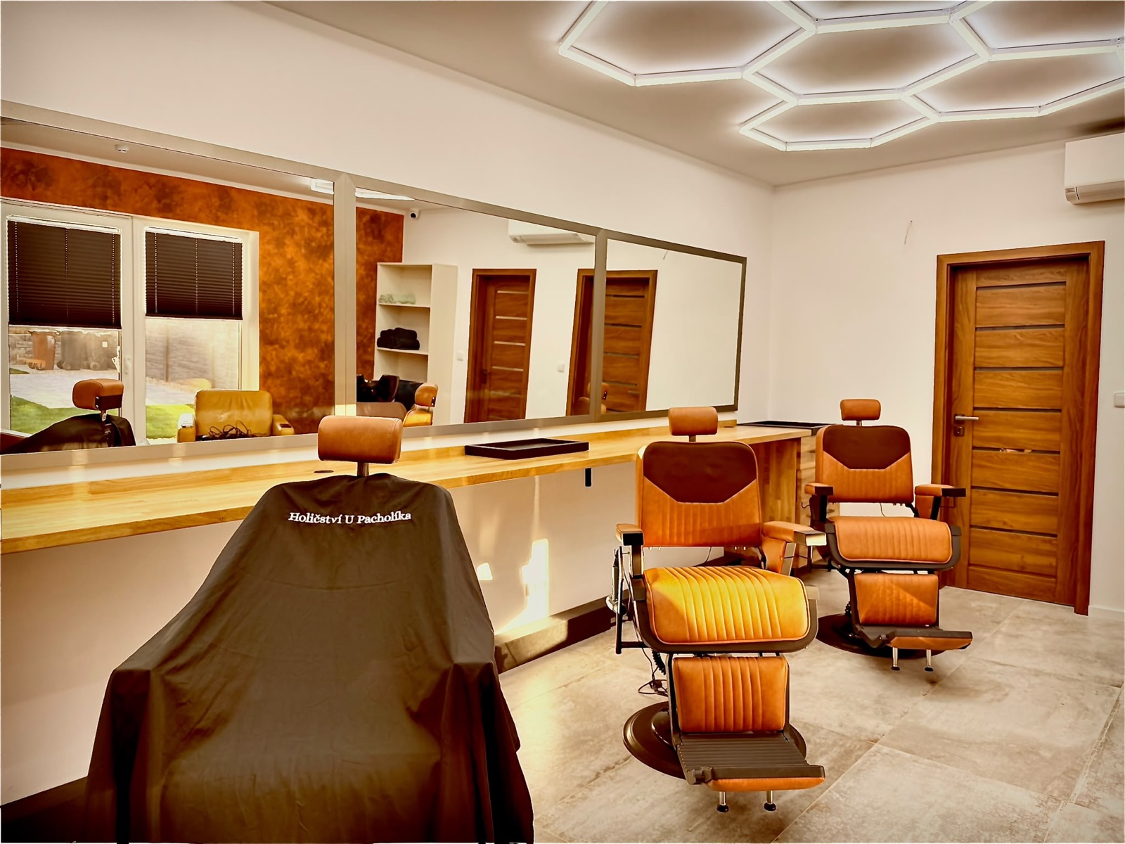 Světlý interiér barbershopu