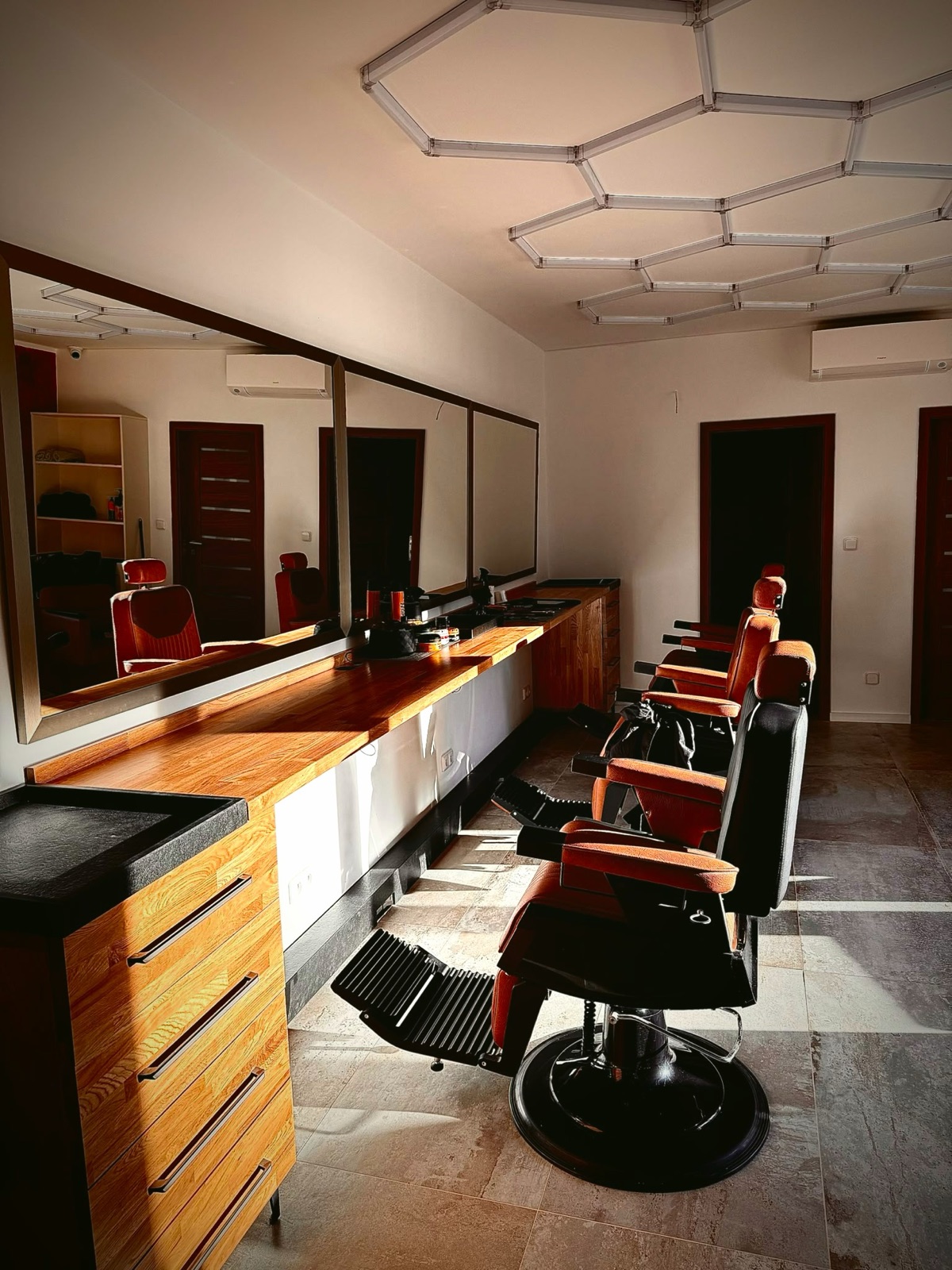 Barbershop – kožená křesla a zrcadla